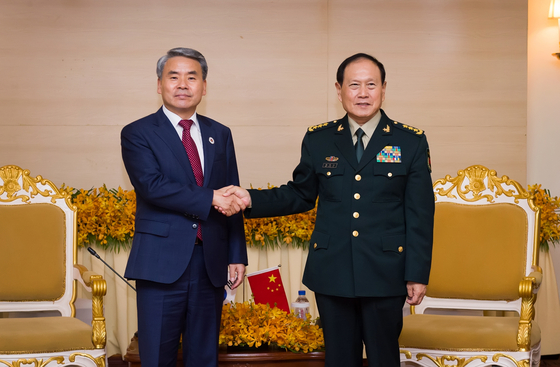 Defense Minister Lee Jong-sup, left, shakes hands with Chinese Defense Minister Wei Fenghe during a meeting on the sidelines of an Asean Defense MInisters' Meeting in Cambodia on Wednesday. [NEWS1] 