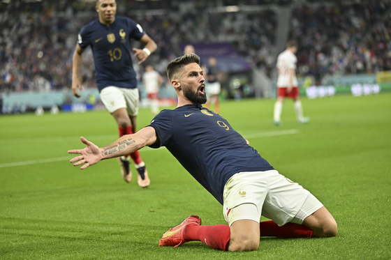 Olivier Giroud of France celebrates his goal during a round of 16 match between France and Poland at the 2022 FIFA World Cup at Al Thumama Stadium in Doha, Qatar on Sunday.  [XINHUA/YONHAP]