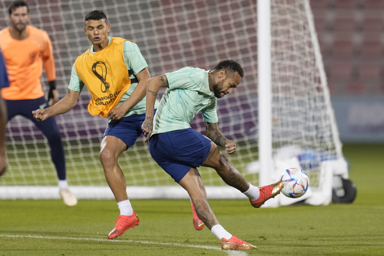 Brazil's Neymar, right, and Thiago Silva practice during a training session at the Grand Hamad stadium in Doha, Qatar on Sunday, Dec. 4, 2022. Brazil will face Korea in a World Cup round of 16 match on Monday. [AP/YONHAP]