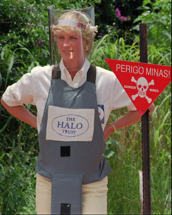 Diana, Princess of Wales, wearing protective gear on Jan. 15, 1997, during a briefing by the British land-mine sweeping organisation Halo Trust in Huambo, central Angola, one of the most densely mined areas in the country. [AP/YONHAP]