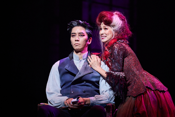 Actors Shin Sung-rok, left, and Lina, perform a scene of the musical "Sweeney Todd" at Charlotte Theater in Songpa District, southern Seoul, on Tuesday. [OD COMPANY]