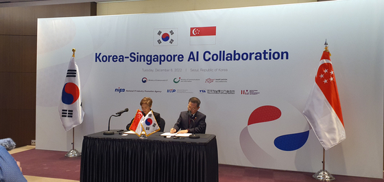 Josephine Teo, left, Singapore's Minister of Communication and Information, and Lee Jong-ho, Korea’s Minister of Science and ICT, sign a memorandum of understanding for joint digital projects at COEX in southern Seoul, Tuesday. [MINISTRY OF SCIENCE AND ICT]