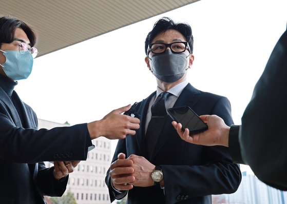 Justice Minister Han Dong-hoon responds to reporters' questions as he arrives at work in Gwacheon, Gyeonggi on Monday morning. [YONHAP]