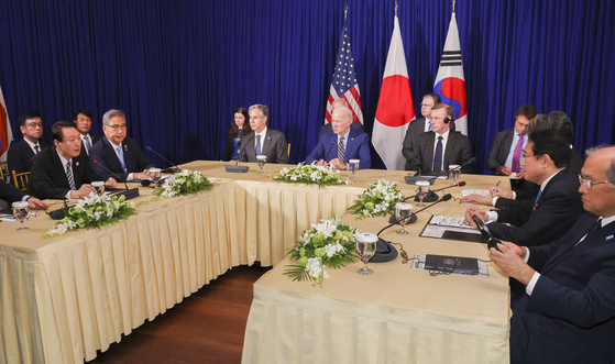 President Yoon Suk-yeol, far left, speaks in a trilateral meeting with U.S. President Joe Biden and Japanese Prime Minister Fumio Kishida at a hotel in Phnom Penh, Cambodia, on Nov. 13. [YONHAP]