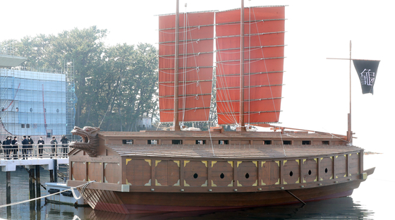 A more accurate replica of Admiral Yi Sun-sin’s famous turtle battle ship Geobukseon docked at the Korea Naval Academy in Changwon, South Gyeongsang, on Tuesday. Unlike the previous replicas, the latest by the Korean Navy has a flat front head instead of being propped up. It is said to be the closest design to the actual ship used in the battle against the Japanese navy during the Imjin War in the Joseon Dynasty (1392-1910). The entire process took four years, with design alone taking a year. Ten experts participated in the project, including a history professor. [YONHAP]