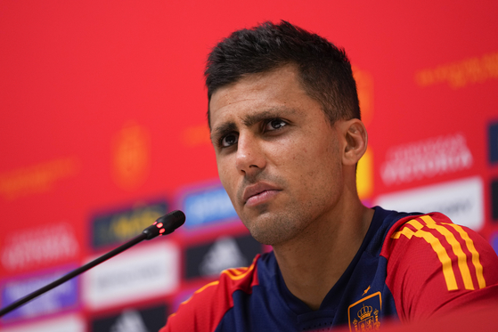 Spain's Rodri speaks to reporters during a press conference at Qatar University in Doha, Qatar on Sunday. Spain will play against Morocco in the round of 16 phase of the World Cup soccer tournament on Tuesday. [AP/YONHAP]