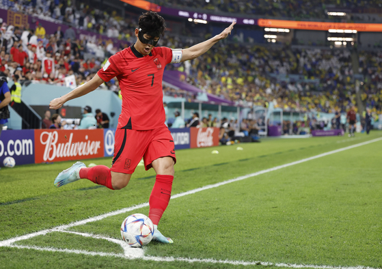 Son Heung-min takes a corner during the round of 16 match between Brazil and Korea at the 2022 FIFA World Cup at Stadium 974 in Doha, Qatar on Monday. [XINHUA/YONHAP]