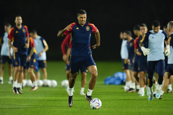 Spain's Rodri works out during a training session at Qatar University, in Doha, Qatar, Monday, Dec. 5, 2022. Spain will play against Morocco in the round of 16 on Tuesday. [AP/YONHAP]