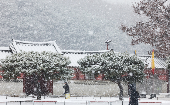 Snow falls on Hwaseong Haenggung Palace in Suwon, Gyeonggi, on Tuesday. Snow fell around Seoul and neighboring Gyeonggi. The snow was heavier in the southern Gyeonggi area including Suwon, Ansan and Gwangmyeong, which caused several car accidents. Some parts of Gyeonggi had 2.1 centimeters of snow. [YONHAP]