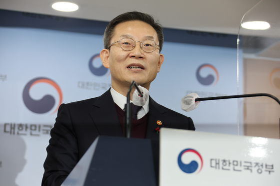 Minister Lee Jong-ho of Science and ICT speaks during a press briefing about an investigation into a fire at a data center that led to the massive Kakao service outage in October, on Tuesday at the Government Complex Seoul in Jongno District, central Seoul. [YONHAP]