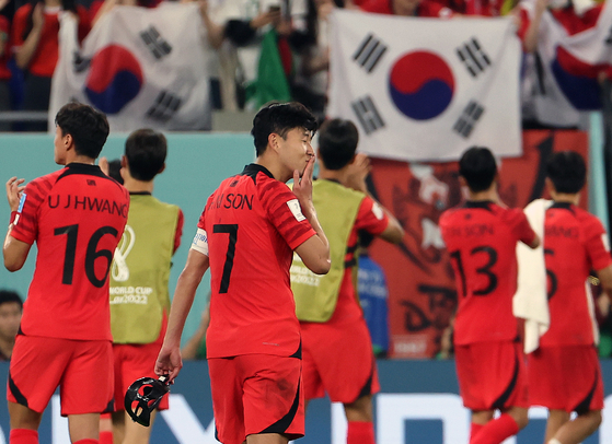 Son Heung-min réagit après le match des huitièmes de finale entre le Brésil et la Corée lors de la Coupe du monde de football 2022 au stade 974 de Doha, au Qatar, lundi. [XINHUA/YONHAP]