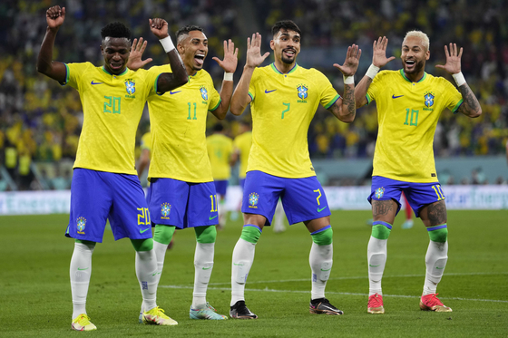 From right, Brazil's Neymar, Lucas Paqueta, Raphinha and Vinicius Junior celebrate after scoring Brazil's second goal during the World Cup round of 16 match between Brazil and Korea, at the Stadium 974 in Al Rayyan, Qatar on Monday. [AP/YONHAP]
