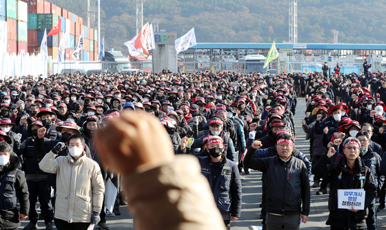 The Korea Confederation of Trade Unions (KCTU) holds a rally, the biggest in six years, in Busan, on Tuesday. The KCTU claimed that 20,000 members joined rallies in 15 large cities nationwide. [YONHAP]