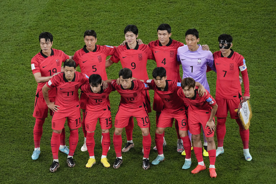 South Korea's national football team poses for a photo before a World Cup round of 16 match with Brazil at Stadium 974 in Al Rayyan, Qatar, Monday. [AP/YONHAP]