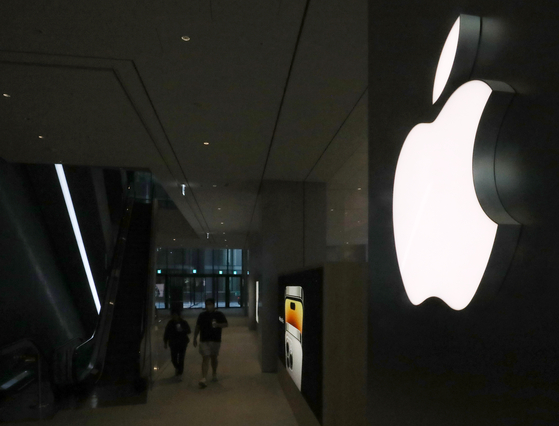 An Apple Store in downtown Seoul on Nov. 2. [NEWS1]