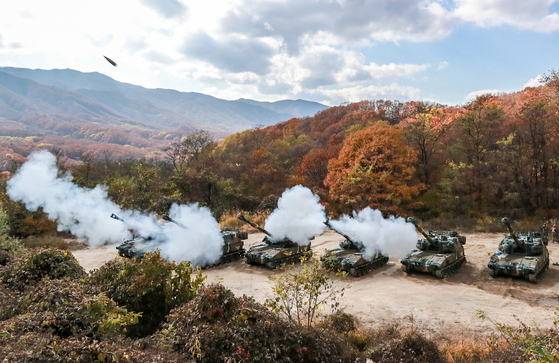 The South Korean military conducts a live-fire drill in Hwacheon, Gangwon on Oct. 28. [YONHAP]