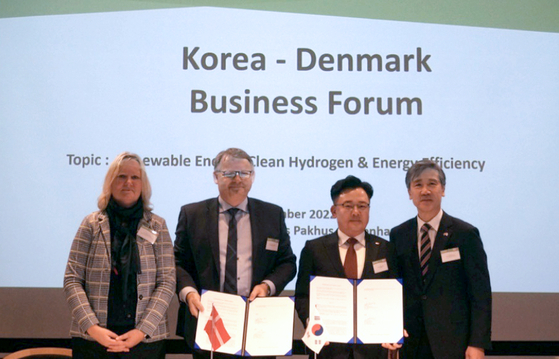 Jan Behrendt Ibsø, second from left, senior market director of COWI, and SK ecoplant CEO Park Kyung-il, third from left, pose for a photo during a signing ceremony held in Copenhagen on Monday. [SK ECOPLANT]