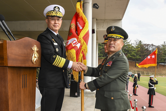 Lt. Gen. Kim Gye-hwan, the new Marine Corps commandant, right, takes part in an inauguration ceremony at the Marine Corps headquarters in Hwaseong, Gyeonggi, Wednesday. [YONHAP]