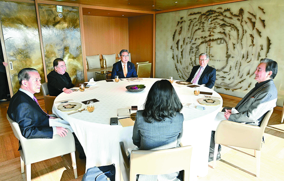 Foreign Minister Park Jin, third from left, clockwise, meets with a group of experts on Korea-Japan relations at an undisclosed location in Seoul on Tuesday. [NEWS1]