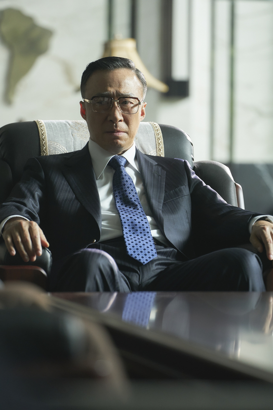 Lee Sung-min portrays Soonyang founder Jin Yang-cheol, also the head of the Soonyang family, who holds the power to choose the heir to his throne. [JTBC]              