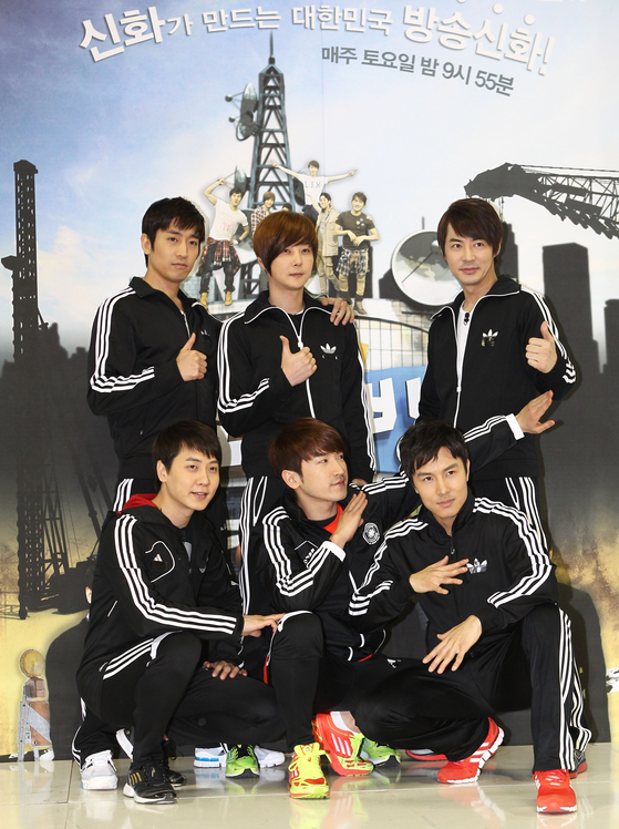 Boy band Shinhwa poses during a press conference for its variety show "Shinhwa TV" (2012-14) in 2012, which aired on JTBC. [JOONGANG ILBO]