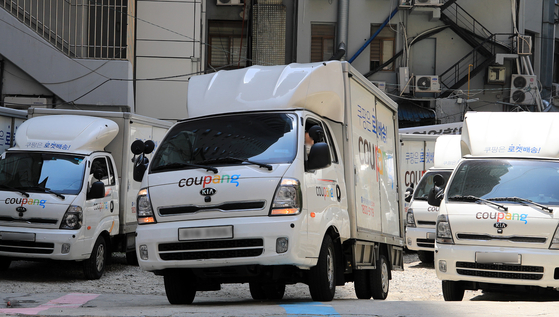 Coupang trucks are parked in a parking lot in Seoul. [NEWS1]
