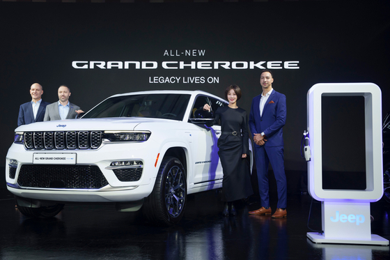 From left, Managing Director at Stellantis Korea Jake Aumann, Sales and Marketing Senior Vice President at Stellantis India & Asia Pacific Billy Hayes, Grand Cherokee's ambassador actor Kim Sung-ryoung and Vice President of Interior Design at Stallantis North America Chris Benjamin pose next to Jeep's new Grand Cherokee SUV at the Grand Walkerhill Seoul in Gwangjin District, eastern Seoul, on Wednesday. [STELLANTIS KOREA] 