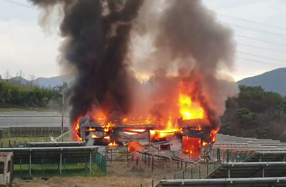 Solar panels on a farm in Damyang county, South Jeolla, caught on fire at around 3 p.m. Thursday. According to the local fire department, 27 firefighters were called in. While no one was hurt, the fire department plans to investigate the cause of the fire. [YONHAP]