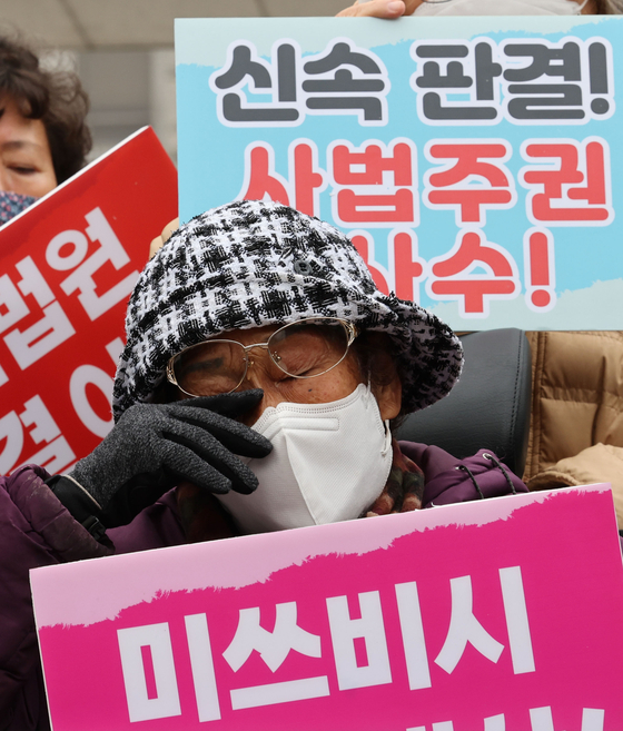 Yang Geum-deok, a forced labor victim, attends a rally in front of the Supreme Court in Seoul on Nov. 29 to call for a swift ruling on liquidating Japanese corporate assets to compensate the victims. [YONHAP] 