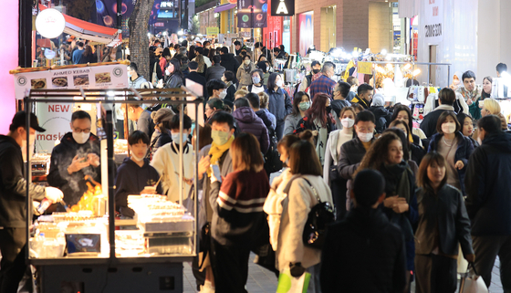 Food trucks and people fill the streets of Myeongdong in central Seoul, on Nov. 17. [YONHAP]