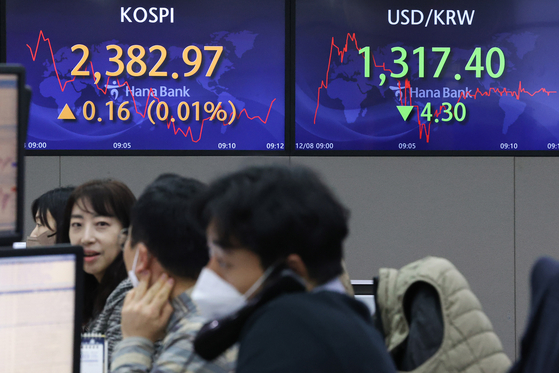 Electronic display boards at Hana Bank in central Seoul show stock and foreign exchange markets on Thursday morning. [YONHAP]