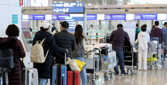 Outbound travelers wait to check in their luggage at Incheon International Airport on Dec. 5, 2022. [NEWS1]