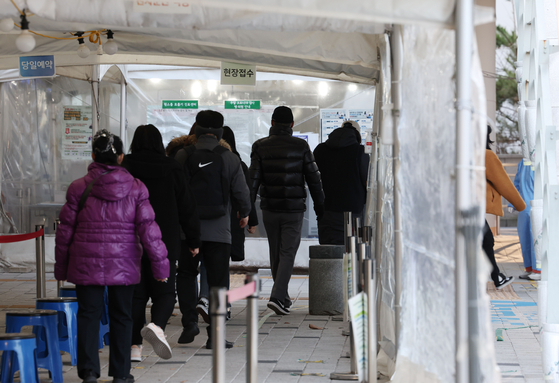People line up to get tested for Covid-19 at a testing center in Mapo District, western Seoul, on Thursday. [YONHAP]