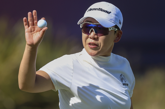 Shin Ji-yai acknowledges the crowd on the 18th hole during the Australian Open golf championship at Victoria golf course in Melbourne, Australia on Dec. 4. [AP/YONHAP]