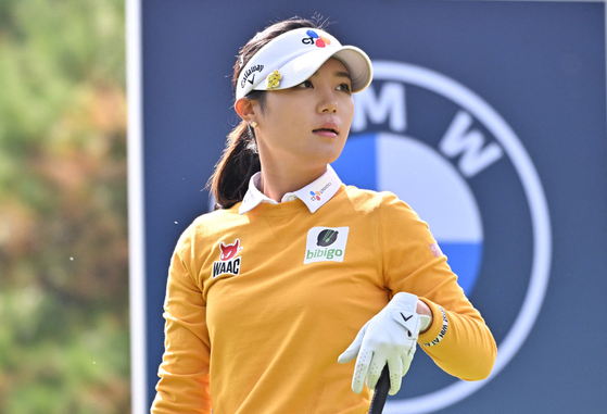 Hong Yae-eun watches her shot after teeing off during the second round of the BMW Ladies Championship golf tournament at Oak Valley Country Club in Wonju on Oct. 21. [AFP/YONHAP]