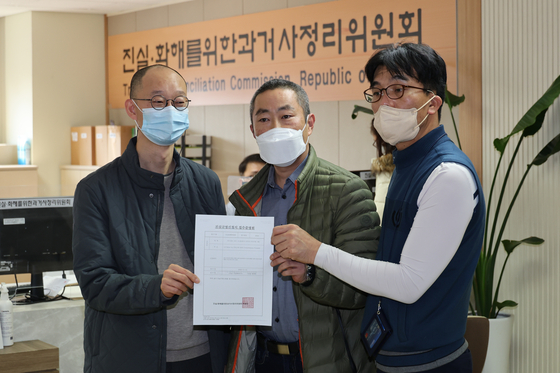 Peter Moller, center, co-head of the Danish Korean Rights Group, and Korean adoptee activists pose with an application for an investigation into alleged rights violations of overseas adoptees at the Truth and Reconciliation Commission in Seoul on Nov. 15, 2022. [YONHAP]