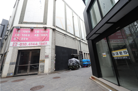 Empty buildings in Myeongdong, central Seoul, on Dec. 4 [YONHAP]