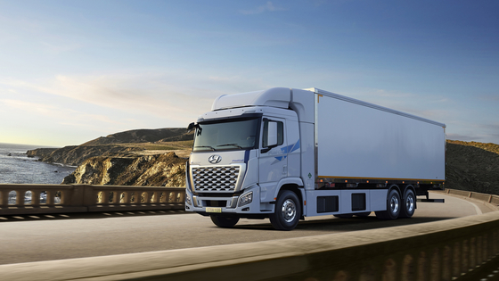 Hyundai Motor said Thursday it will start domestic sales of Xcient Fuel Cell, a hydrogen electric heavy-duty truck. The vehicle was previously sold in European countries, including Switzerland and Germany. The 42-ton hydrogen-powered truck is powered by a 180-kilowatt hydrogen fuel-cell system and can drive up to 400 kilometers (250 miles) on a single charge. Above shows the Xcient Fuel Cell 6x4 tractor model. [YONHAP] 