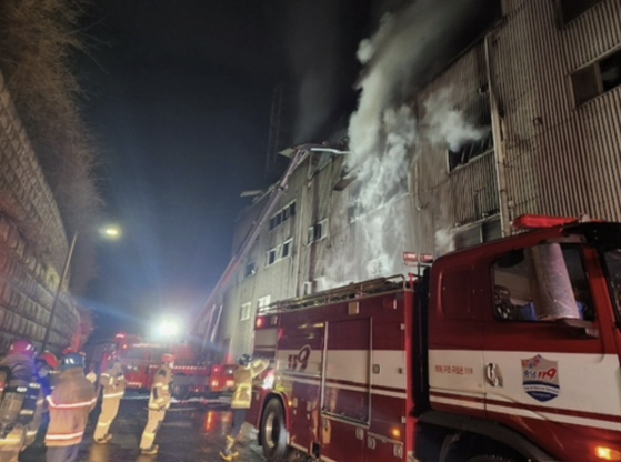 Fire authorities work to extinguish a fire at a ferroalloy plant in Dangjin, South Chungcheong, on Wednesday night. [YONHAP]
