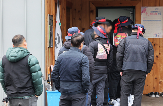 Cargo truck union leadership sheds tear after the members voted in favor of ending the strike that has lasted for 16 days, the longest stretch at the inland container depot in Euiwang, Gyeonggi, on Friday. [YONHAP]