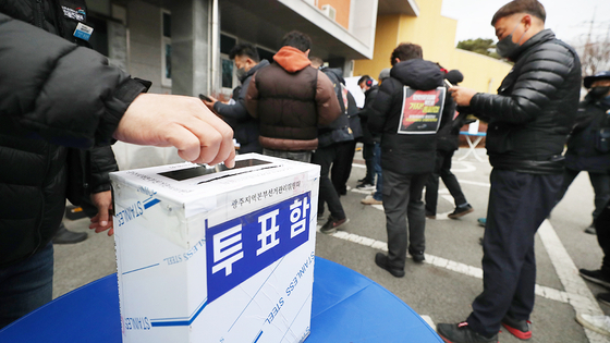 Union members of the Cargo Truckers Solidarity vote at a truckers' parking lot in Gwangju on Friday. [YONHAP]