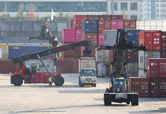 Containers are piled up at an inland container depot in Gyeonggi on Thursday. [YONHAP]