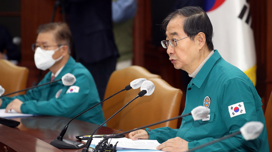 Prime Minister Han Duck-soo speaks during a meeting at the Seoul government complex on Friday. [NEWS1]