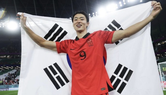 Cho Gue-sung holds up a Korean flag after the match against Portugal earlier this month. [SCREEN CAPTURE]