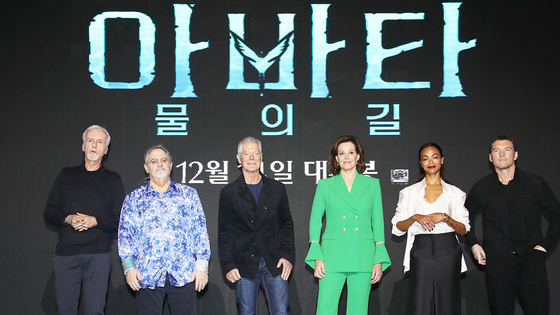 From left, Cameron, producer Jon Landau, actors Stephen Lang, Sigourney Weaver, Zoe Saldana and Sam Worthington pose for the photo at a local press event held in Conrad Seoul in western Seoul on Friday. [NEWS1]