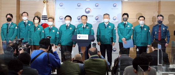 Ministers including Finance Minister Choo Kyung-ho announce the government's decision to include steel and petrochemical truck drivers in an executive order that forces them to end the strike and return to work at the government complex in Seoul on Thursday. [NEWS1] 