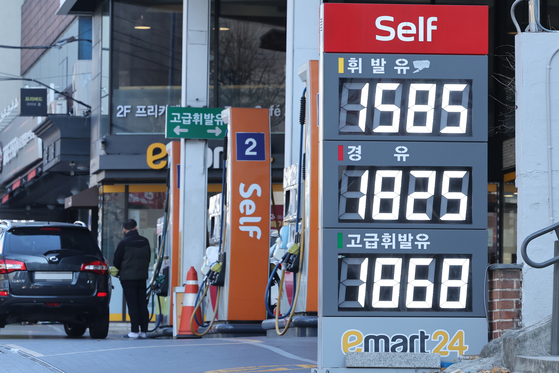 A gas station in Seoul shows the latest prices on Sunday. For the first time in more than a year, the average gasoline price fell below 1,600 won per liter. The average price as of Friday was 1,593.82 won. The last time the gasoline price was below 1,600 won per liter was in June 2021. [YONHAP]