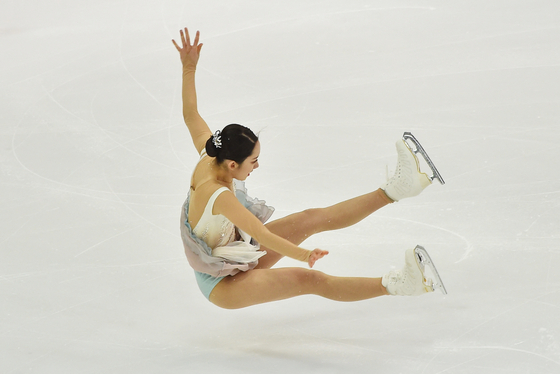 Kim Ye-lim falls during the women's free skating at the figure skating Grand Prix finals at the Palavela ice arena, in Turin, Italy on Saturday. [REUTERS/YONHAP]