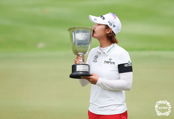 Park Ji-young celebrates after winning the Singapore Women's Open trophy on Sunday at Tanah Merah Country Club in Singapore. [KLPGA]