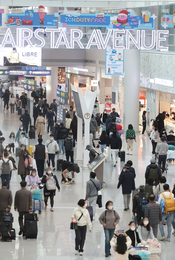 A view of the duty free shops at Incheon International Airport on Sunday. Expectations are growing for increased duty free and cosmetics sales as the Chinese government started to roll back its zero-Covid-19 policy last week. [YONHAP]